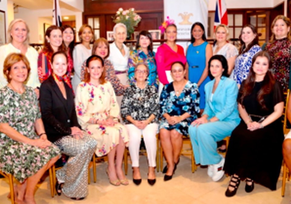 Cónsul General de Austria S.E. Nicole Bran, Directora Ejecutiva de Senacyt Madelaine Rojas, Rita Sosa, H.S. Sonia Arroyo de Flores, Presidenta de laCaravana de Asistencia Social, Damas Diplomáticas y Panameñas S.E. Claudia Guerrero de Rosas, H.S. Shabania Carter, Cónsul de Bulgaria S.E. Klaudia Lissitchkova, Leila Shelton-Louhi, Anayansi de Vizor, Giuliana Motta, Marisol de Morgan, Rosalinda de Fajardo, Eneida de Wong, Cónsul de Suecia en Panamá S.E. Mayella Lloyd,