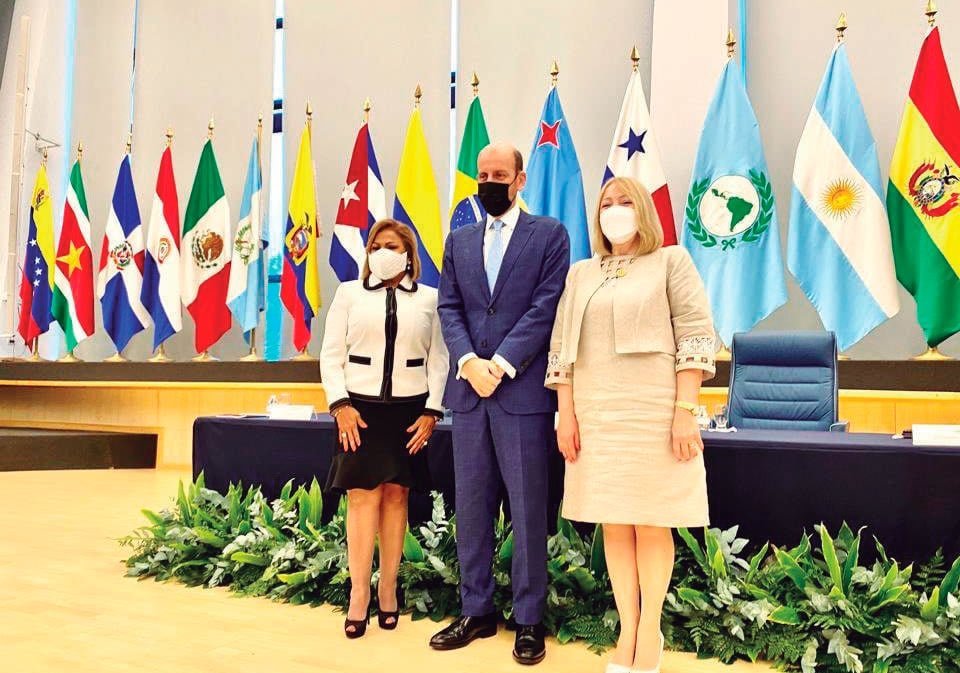 El Representante de la OEA en Panamá Rubén A. Farje, como testigo de honor en la firma del acuerdo decooperación entre la Fiscalía General de Cuentas y el Parlatino.