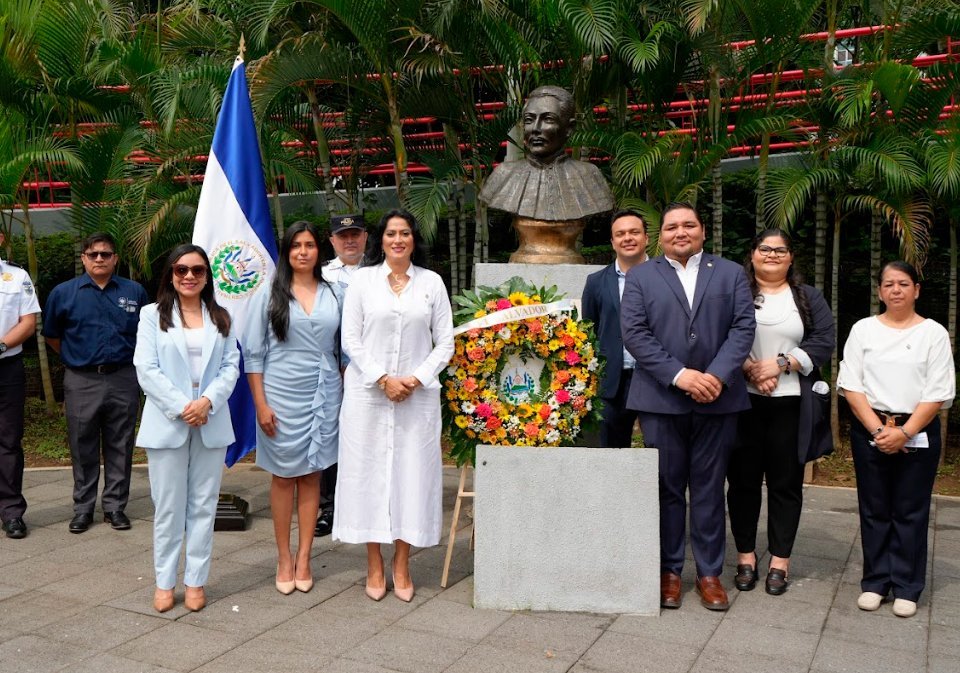 Hs. Esmeralda Rosales, consejera; Sra. Brenda Rodríguez, administración; S.E. Iveth Zoraida Panameño, Embajadora de El Salvador; S.S. Julio Martínez, Cónsul General de El Salvador; e Hs. Icela Iraheta, consejera. José Ayala, sargento de la Agregaduría Policial de El Salvador; Jonathan Murillo, administración; Jaime Carballo, inspector de la Agregaduría Policial de El Salvador; Óscar Medrano, consejero; y Gabriela Orellana, administración.