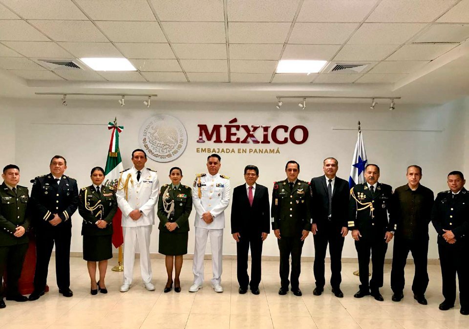 Cabo Asistente Administrativo de la Agregaduría Walter García, Agregado Militar Aéreo Coronel de Infantería Diplomado de Estado Mayor Iván de la Fuente de la Torre, Agregada Policial del Ecuador Coronel Doris Viteri, Agregado de Defensa, Militar, Naval y Aéreo Capitán de Navío Cristian Carmona, Agregada Policial de Colombia Coronel Gladis Parra Melgar, Coronel de Ejercito de México Everardo Becerra, Encargado de Negocios de la Embajada de México S.S. Santiago Mateos Cibrián, Agregado Militar Aéreo Coronel Iván de la Fuente de la Torre, Ministro de Seguridad René Mata, Agregado Policial del Perú Coronel Aldo Avila, Agregado Policial de El Salvador Comisionado Manuel Garay, Consejero de la Embajada de México Juan Manuel Pereda.