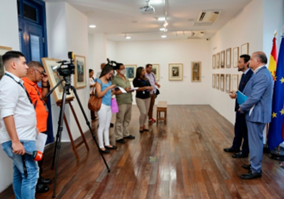 Embajador de España S.E. Guzmán Palacios Fernández y el señor Gregorio Urriola, representante en Panamá de FUNIBER, presentan a los medios decomunicación la exposición "Aún sorprendo" con motivo de la conmemoración del cincuenta aniversario del fallecimiento del pintor Pablo Ruiz Picasso.