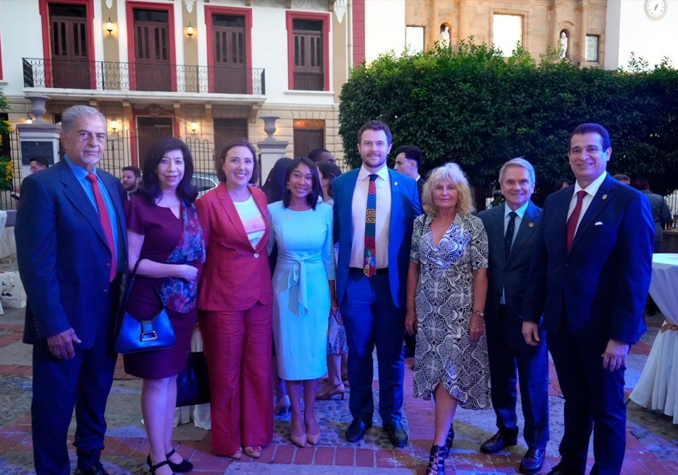 H.S. Ernesto Raúl Arroyave Gil, esposo de la embajadora de la República de Costa Rica en Panamá; S.E. Bernardina Vargas, embajadora de la República de Costa Rica en Panamá; S.E. Giuditta Giorgio, embajadora de la República Italiana en Panamá; S.S. Liz García Romero, cónsul general honoraria de la República de la Unión de Myanmar en Panamá y vicepresidenta de la Junta Directiva del Cuerpo Consular de Panamá; Sebastian Otway, director de cooperación internacional de la Alcaldía de Panamá; S.E. Jolanta Janek, embajadora de la República de Polonia en Panamá; Hernán Posada, director general de Estampas Colombianas; Carlos Vásquez Reyes, magistrado vicepresidente de la Corte Suprema de Justicia.