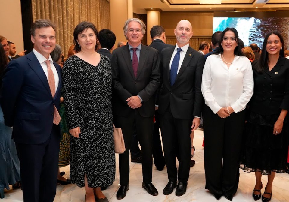 Jhon Barret, Consejero de la Embajada de los Estados Unidos; Su Excelencia Izabela Matusz, Embajadora de la Unión Europea; Su Excelencia Sander Cohen, Embajador del Reino de los Países Bajos; Su Excelencia Fabrizio Nicoletti, Embajador de Italia en Panamá; Su Excelencia Iveth Zoraida Pineda Panameño, Embajadora de El Salvador; y Su Excelencia Amanda Martínez, Embajadora de Barbados en Panamá