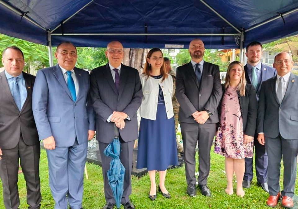 H.S. Javier Suárez, Encargado de Negocios de la Embajada del Estado Plurinacional de Bolivia en Panamá; S.E. Enrique Jara Ocampos, Embajador de la República del Paraguay en Panamá; S.E. Mario López Chávarri, Embajador de la República del Perú en Panamá; S.E. Sandra Pitta, Embajadora de la República Argentina en Panamá; S.E. Alejandro Sfeir Tonšić, Embajador de la República de Chile en Panamá; S.E. Carolina Villarrubia, Embajadora de la República Oriental del Uruguay en Panamá; H.S. César Kiamco, representante de la Junta Comunal de Bella Vista; y en la parte posterior, Sebastián Otway, Director de la Oficina de Cooperación Internacional de la Alcaldía de Panamá.