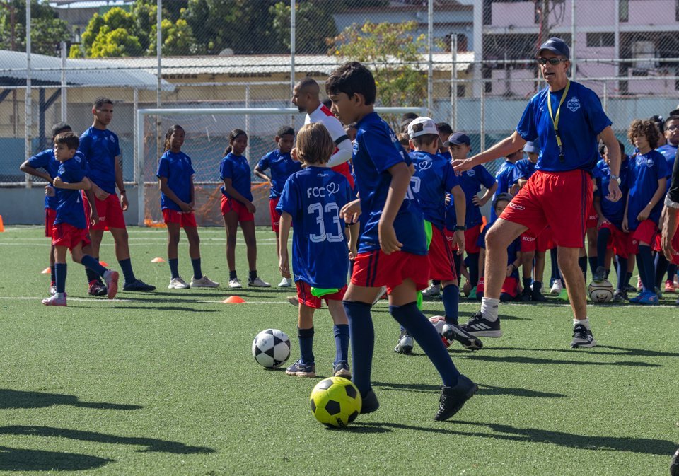 El profesor Gary Stempel, mientras dicta la clínica deportiva.