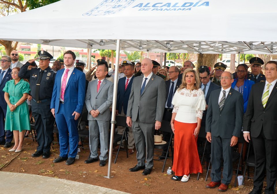 Coronel Javier Mauricio Castellanos Ruíz, agregado de la Policía de Colombia; Coronel Jaime Vicente Sánchez Castellanos, agregado Militar y Aéreo de México; Contralmirante Alejandro Peña Sobrevilla, agregado Naval de México y presidente de la Asociación de Agregados; S.E. Claudia Pavlovich Arellano, embajadora de México en Panamá; Comisionado Luis Quezada, jefe de Sedes Diplomáticas de la Policía Nacional; Javier Enrique Neira Amézquita, agregado Militar y Aéreo de Colombia y René Ángel Mata Vaquera, agregado de la Secretaría de Seguridad y Protección Ciudadana de México (nombres de izquierda a derecha) nombre de la persona a la derecha uniforme blanco: Capitán de Navío Juan Carlos Martínez Hincapié, agregado Naval de Colombia.