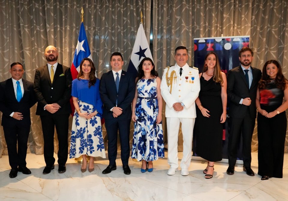 Funcionarios y Servicio Diplomático de la Embajada de Chile: Licdo. Roberto Castillo; Su Excelencia Alejandro Sfeir Tonšić, Embajador de Chile en Panamá; Honorable Señora Alejandra Burgos; Señor Pablo Segura, Jefe de Cancillería de Chile; Honorable Señora Tania Fuentes; Capitán de Navío Cristián Greig Silva, Agregado de Defensa, Militar, Naval y Aéreo; Honorable Señora María Paz Fuente-Alba; Cónsul de Chile Jorge Díaz; y Honorable Señora Gabriela Zegarra.