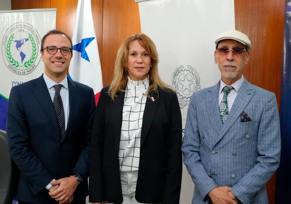 Dr. Roberto Marani, agregado científico de la Embajada de Italia en México y Panamá, Liza Pinzón, presidenta del Conadip; S.S. Jamal Ramadán Abuagila. agregado de negocios a.i. del Estado de Libia en Panamá.