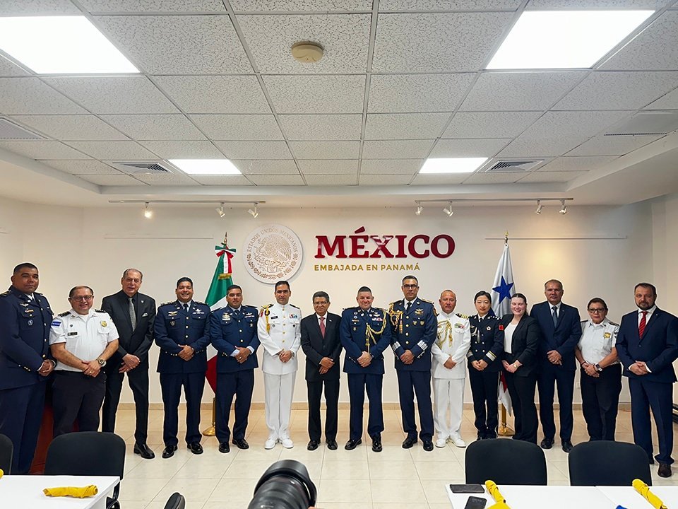 Capitán Gustavo Vialette.-SENAN, Jaime Enrique Carballo; Agregado Policial Adjunto de El Salvador, Sr. Eduardo Vergara, Capitán Pedro Valencia, Servicio Nacional Aeronaval (SENAN); Capitán Edber Rodriguez, Servicio Nacional Aeronaval (SENAN), Capitán de Navío José Ignacio López Ramos, Agregado Naval de México; S.S. Santiago Mateos Cibrián, Encargado de Negocios a.i. de la Embajada de México; Vicecomandante Aeronaval Rafael Jurado, Subdirector del Servicio Nacional Aeronaval (SENAN); Coronel de de Fuerza Aérea Piloto Aviador de Estado Mayor Jaime Vicente Sánchez Castellanos, Agregado Militar y Aéreo de México, Capitán de Navío José Luis Vega Vásquez, Agregado de Defensa del Perú; Inspectora Li Liu, Agregada Policial de China; H.S. Verónica Francis, Agregada asistente de Estados Unidos; Ministro René Mata Vaquera, Agregado del CNI de Mexico; Comisionada Lorena Patricia Sosa Santamaria, Agregado Policial de El Salvador; Alexander Ponomarev, Primer Secretario de la Embajada de Rusia.