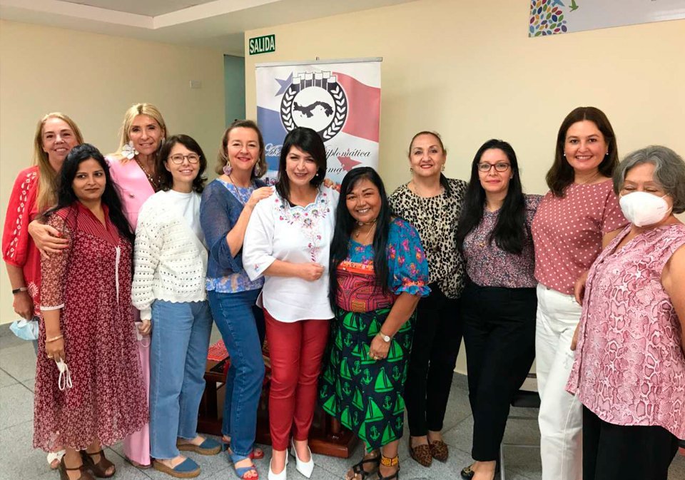 Sandra Mora, Dyuti Rawat, Cristina Maldonado, Patricia González, Sonia Arroyo de Flores, Iguadindiligua Roger, María Cristina Pagés, Sonia Díaz de Mateos, Silvia Castro y María Gómez