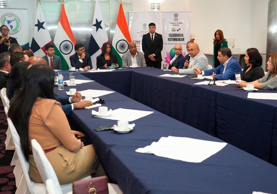 Participantes del conversatorio: "Sinergias y Convergencias Estratégicas entre Panamá y la India”.