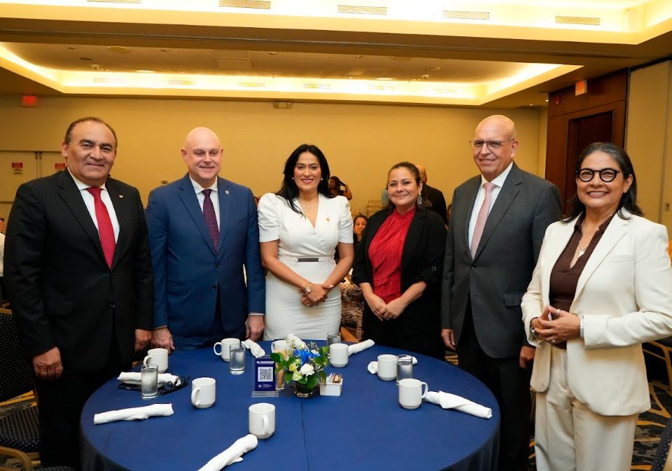 S.E. Enrique Jara Ocampos, embajador de la República del Paraguay en Panamá; S.E. Carlos Guevara Mann, viceministro de Relaciones Exteriores de Panamá; S.E. Iveth Pineda Panameño, embajadora de la República de El Salvador en Panamá; S.E. Arianne Benedetti, viceministra de Cultura; S.E. Mario López Chávarri, embajador de la República del Perú en Panamá; Floribeth Gutiérrez, gerente general del Hotel Courtyard by Marriott.