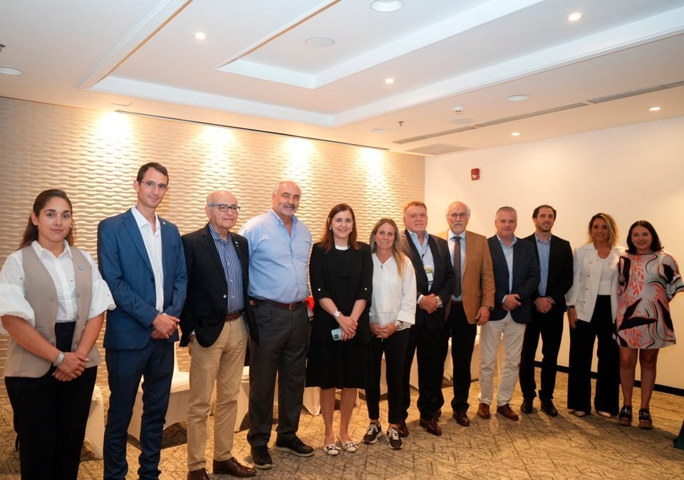 Andrea Reinoso, coordinadora de Atracción de Inversiones del Instituto de Desarrollo Productivo de Tucuman; Maximiliano Martínez Márquez, Director Ejecutivo del IDEP Tucumán; Gregorio Werchow, secretario de Turismo de CAME Argentina; Ingeniero Juan Casañas, vicepresidente del IDEP Tucumán; S.E. Sandra Rosana Pitta, embajadora de Argentina en Panamá; Inés Frias Silva, vicepresidente del Ente Tucumán Turismo; Domingo Amaya, presidente del Ente Tucumán Turismo; Héctor Viñuales, presidente de la Federación Económica de Tucumán y Director del IDEP; Juan Carlos Pacheco, Asociación de Viajes de Tucumán; Luciano Bertone, coordinador del stand de Argentina en Expocomer 2026; Verónica Peláez, secretaria de la Cámara de Turismo de Tucumán; y Marina Sánchez, presidenta del Bureau de Convenciones de Tucumán.