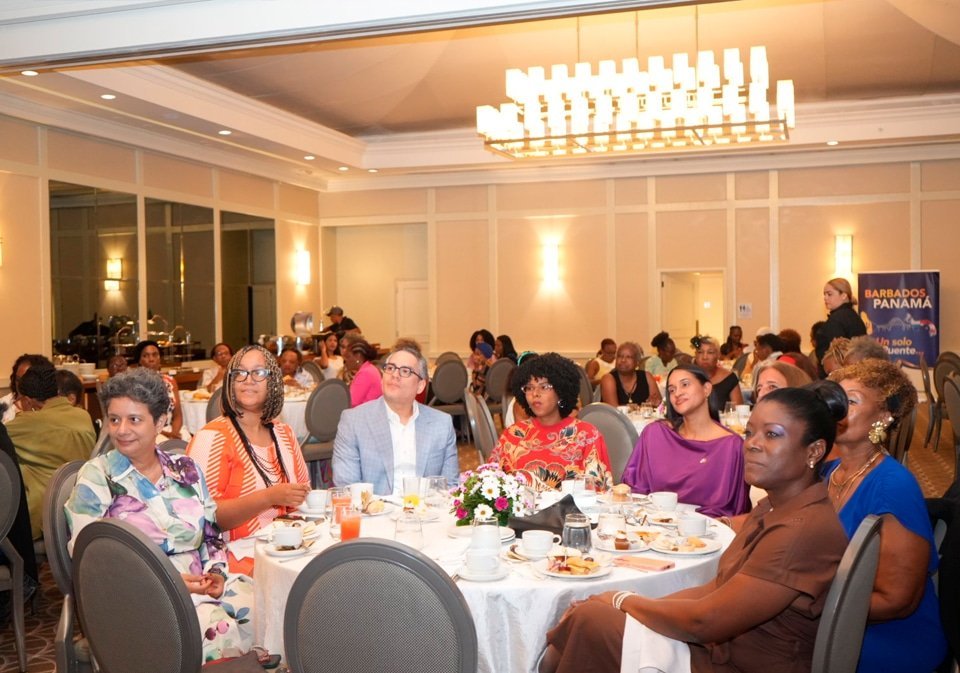 H.S. Dayanara Salazar Medina, Un Women Coordinadora de Programa para Panamá de ONU; Enelda Wason, tesorera de la Asociación Afrodescendientes Panamá Unidos; Ahmed Herrera, esposo H.D.; H.D. Walkiria Chandier D´Orcy; S.E. Amada Martínez, embajadora de Barbados en Panamá; S. E. Ana Patricia Graca, Coordinadora Residente de las Naciones Unidas en Panamá; Verónica Wharton Thorpe, subdirectora de la Asociación Afrodescendientes Panameños Unidos; Magister Genetta Staple, Panamá Mule Studios y Panamá Mule International. (En orden de izquierda a derecha).