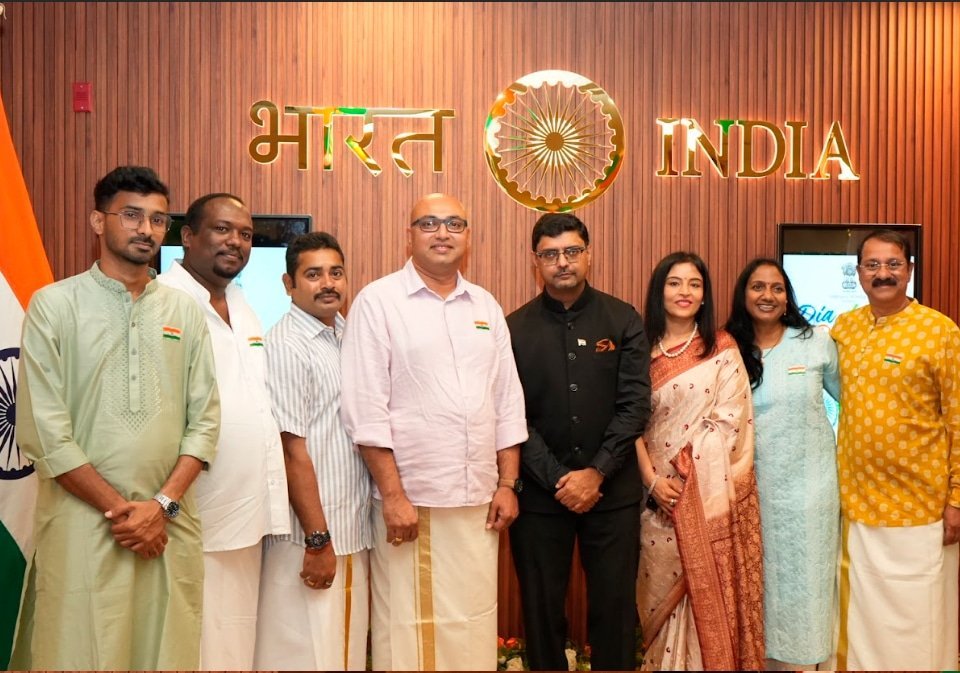 S.E. Sumit Seth, embajador de la República de la India en Panamá; H.S. Dimple Seth, esposa del embajador de la República de la India en Panamá, junto a miembros invitados de la comunidad india.