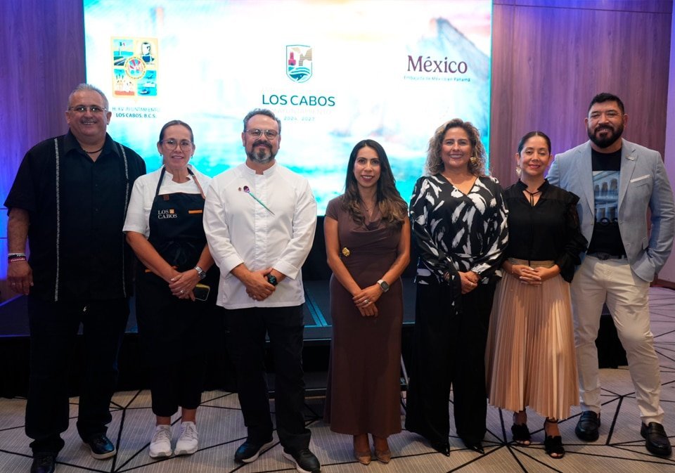 Dr. Guillermo Sánchez, jefe de gabinete del XV Ayundamiento de Los Cabos, Maricarmen Navas, asistente del chef; Edgar Roman, chef Los Cabos; Ana Gabriela Navarro, directora Municipal de Turismo de Los Cabos; Abril Urrueta, directora general de Fomento Económico del XV Ayuntamiento de Los Cabos; Edwina Cortés, coordinadora de Promoción Económica e Inversión del XV Ayuntamiento; y Celestino Atienzo, VIII Regidor y presidente de la Comisión de Turismo de Los Cabos.