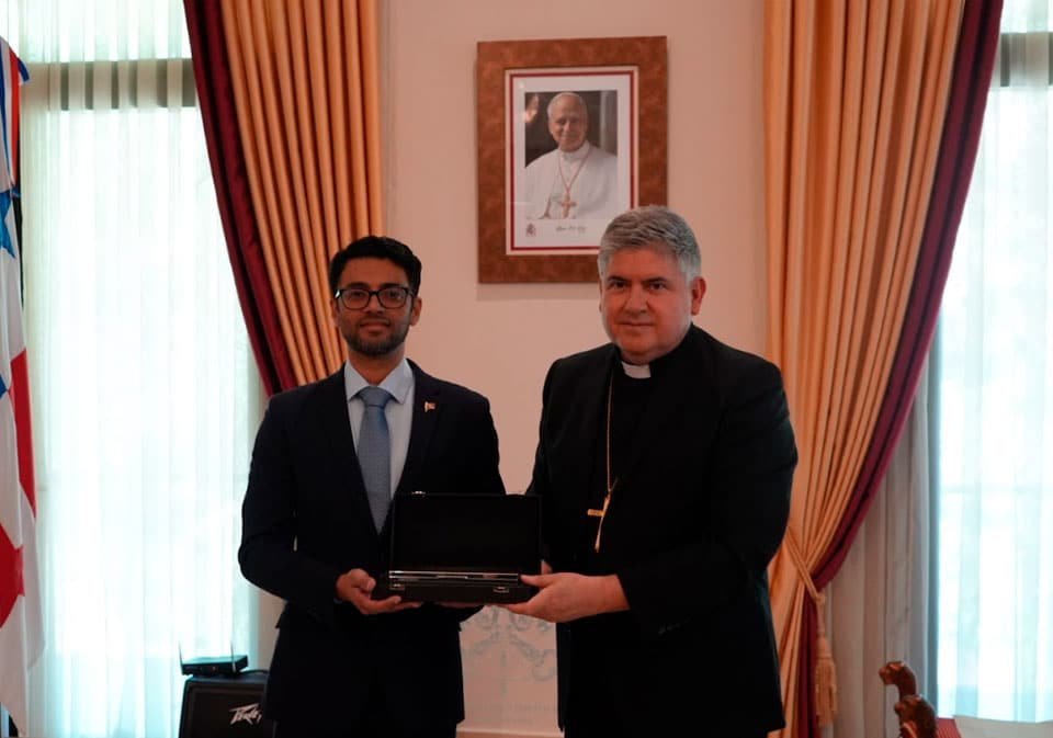 S.S. Jerome Clyde Joseph, encargado de negocios a.i. de la República de Trinidad y Tobago en Panamá; S.E.R. Dagoberto Campos Salas, nuncio apostólico de la Santa Sede en Panamá; durante la entrega del reconocimiento.