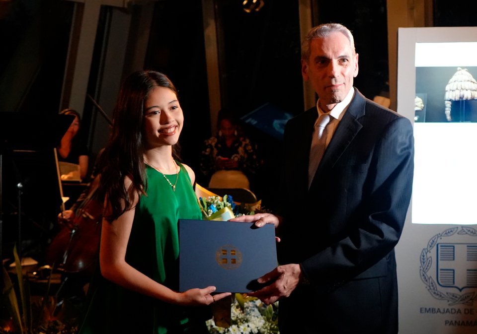 Sofía Araujo, ganadora del Concurso Nacional de Oratoria 2025 y S.E. S.E. Efthymios Efthymiades, embajador de Grecia en Panamá, quien entregó un reconocimiento.