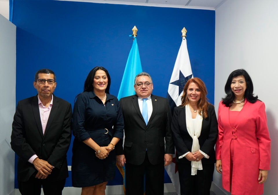 S.E. Carlos Midence, embajador de la República de Nicaragua en Panamá; S.E. Iveth Pineda Panameño, embajadora de la República de El Salvador en Panamá; Eduardo Antonio Escobedo, viceministro de asuntos migratorios del Ministerio de Relaciones Exteriores de Guatemala; S.E. Karla Samayoa, embajadora de la República de Guatemala en Panamá; S.E. Bernardina Vargas, embajadora de la República de Costa Rica en Panamá, en la actividad.