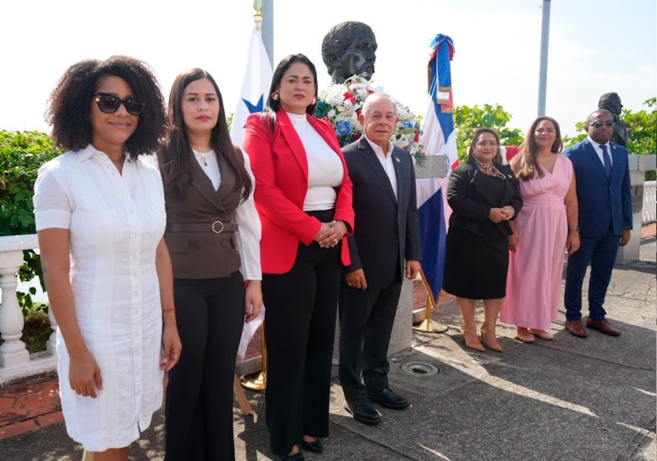 Rossy Urbáez, primera secretaria de la Embajada de la República Dominicana en Panamá; Nelsy Núñez, consejera de la Embajada de la República Dominicana en Panamá; Hanoi Reyes, consejera de la Embajada de la República Dominicana en Panamá; S.E. Roberto Salcedo, embajador de la República Dominicana en Panamá; Roselbys Báez, ministra consejera de la Embajada de la República Dominicana en Panamá; Avril Reyes, consejera de la Embajada de la República Dominicana en Panamá; Leonel Curiel, primer secretario de la Embajada de la República Dominicana en Panamá.