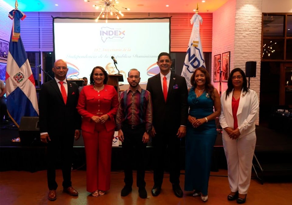 Jeuris Uceta, miembro del INDEX Panamá; Mariel Martínez, miembro del INDEX Panamá; H.S. Guillermo Gómez, cónsul de la República Dominicana en Panamá; H.S. Nicanor Honrado, encargado de las oficinas INDEX Panamá; Minerva Moreta, miembro del INDEX Panamá; Mercedes Martínez, miembro del INDEX Panamá, durante el evento.