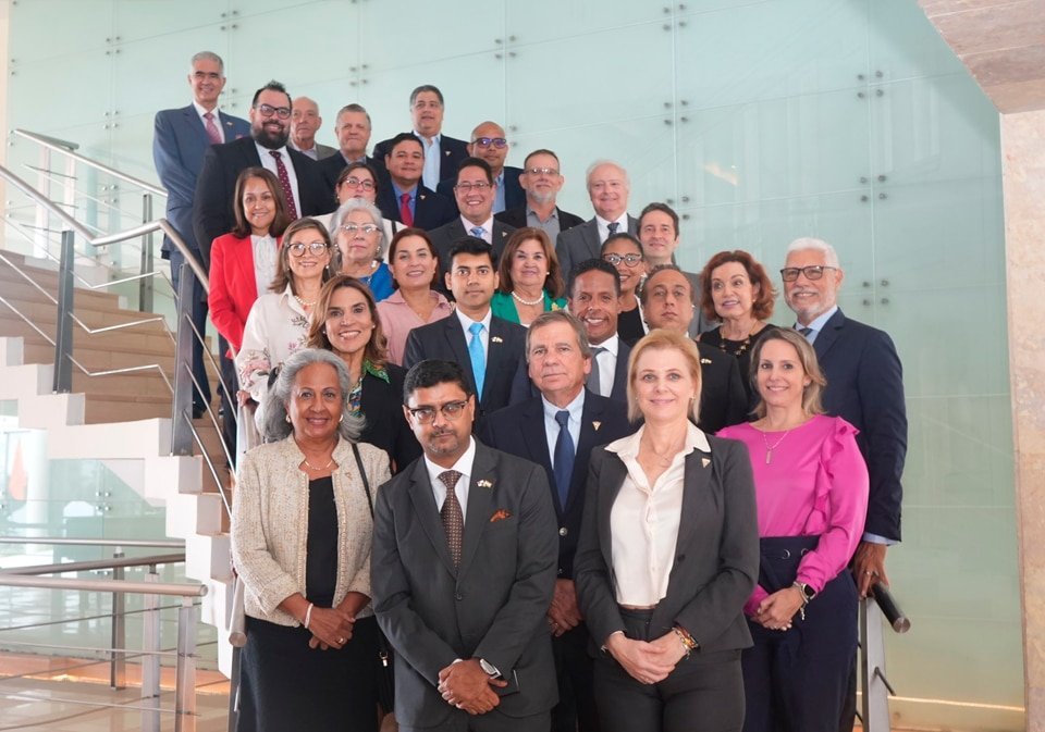 Foto grupal de los participantes en el conversatorio.