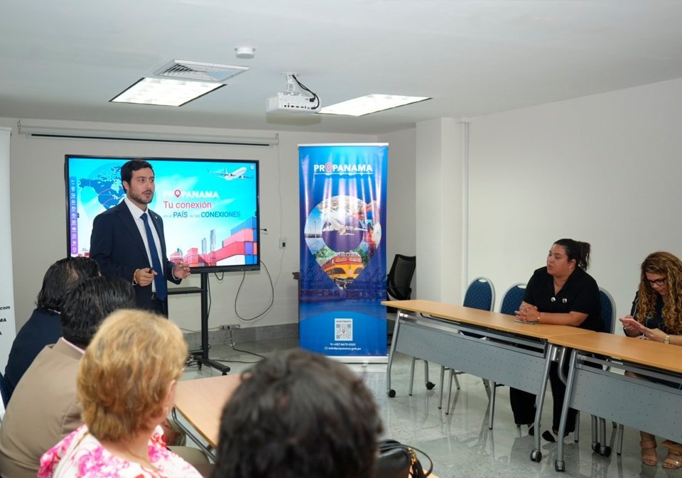 Lic. Walter Cohen, director general de servicios al inversionista del Ministerio de Comercio e Industrias, durante su ponencia.