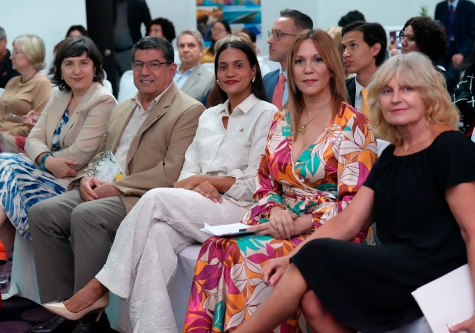 S.E. Izabela Matusz, embajadora de la Unión Europea en Panamá; S.E. Candelario Reyes García, embajador de la República de Honduras en Panamá; S.E. Amanda Martínez, embajadora de Barbados en Panamá; Liza Pinzón, presidenta del Conadip; S.E. Jolanta Janek, embajadora de la República de Polonia en Panamá y participantes del encuentro.
