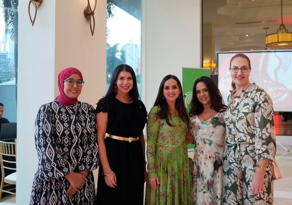 S.S. Khadija Nait Ali, representante de la Embajada del Reino de Marruecos en Panamá; Carla de Sanctis, presidenta de la Caravana de Asistencia Social; Cecilia De Las Casas, primera secretaria de la Embajada del Perú en Panamá; Ana María Paredes, esposa del embajador de la República del Perú en Panamá; S.E. Bouchra Boudchiche, embajadora del Reino de Marruecos en Panamá, durante el evento.
