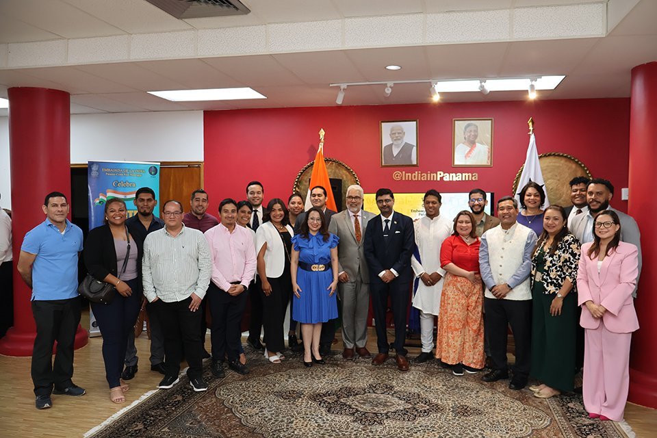 S.E. Dr. Sumith Seth, Embajador de la India; Carlos Fitzgerald, Director de Cooperación Internacional del Ministerio de Relaciones Exteriores; ex becarios: José Luis Váldes; Freddy Tuñón; Edgar Charris; José Alberto García; Daniel Champsaur; María Lorena Campos; Isaac Pérez Moreno; Sixto Saavedra; Donain Camarena; Unice Villarreal; Yanzely Ng; Daniel Quintero; Lisandro Quintero; Yahaira Castillo; Alexis Espinosa; Raúl Luciani; Laura Domínguez; Luis Rivas; Indra Singh; Fabiola Vásquez; Lourdes Rodríguez; María Conte; Birmania Brown; Richerd Ruiz; Alexandra Alabarca; Eric Agrazal; Gerardo Rodríguez; Alejandra Claude Pérez; Elizabeth Gómez; Emily Escartín; José Antonio Mclean; Jorge Díaz; Yhanisell Chávez.