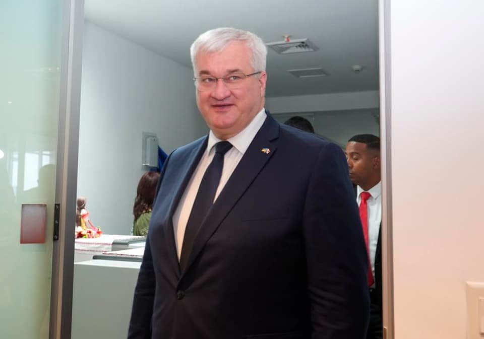 S.E. Andrii Sybiha, cancieller ucraniano, a su llegada a las nuevas instalaciones de la embajada en Panamá.