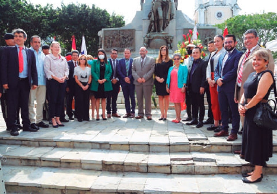 Encargado de Negocio de Bolivia S.S. Carlos Javier Suárez Cornejo, Encargado Sección Consular Sandro Mamani Acevedo, S.E. Ingrid Picado, S.E. Diana Marcela Vanegas Hernández, S.S. Jamal Ramadan Abuagila, S.S. Santiago Mateos Cibrián, S.E. Marvin Roberto Ortega y S.E. Martina Klumpp.