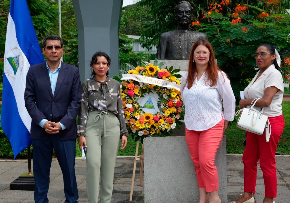 S.E. Carlos Antonio Midence, Embajador de Nicaragua en Panamá; Hs. Ahsly Ramírez, técnica consular; S.S. Deyla Zeledón, Cónsul de Nicaragua en Panamá; y Sra. Olga Mendoza, encargada de administración.