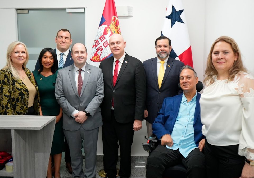 S.S. Nicole Bran, cónsul general honoraria de Austria en Panamá; S.S. Liz García Romero, cónsul general Honoraria de la República de la Unión de Myanmar en Panamá; S.S. Aleksandar Aleksić, cónsul general honorario de la República de Serbia en Panamá; Dusan Kozarev, secretario general de Relaciones Exteriores de Serbia; S.E. Carlos Guevara Mann, viceministro de Relaciones Exteriores de Panamá; S.S. Tomás Ernesto Arias, cónsul general honorario de Sri Lanka en Panamá; S.S. Julián Padilla, cónsul honorario de Palau en Panamá; S.S. Klaudia Lissitchkova, cónsul honoraria de Bulgaria en Panamá.