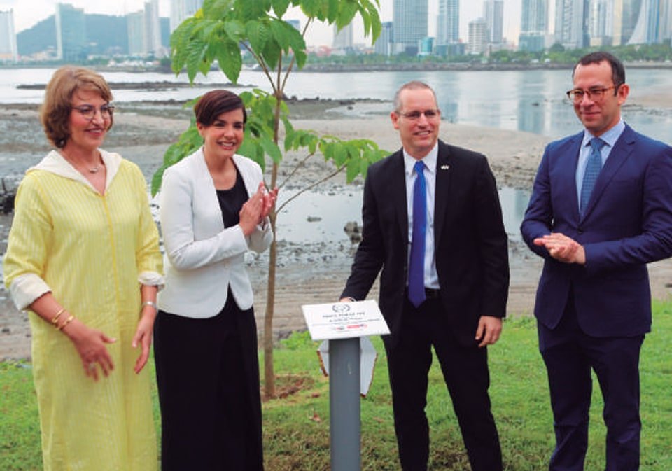 Con la develación de la placa del Árbol de Paz, se conmemoran dos años de la firma de los Acuerdos de Abraham.