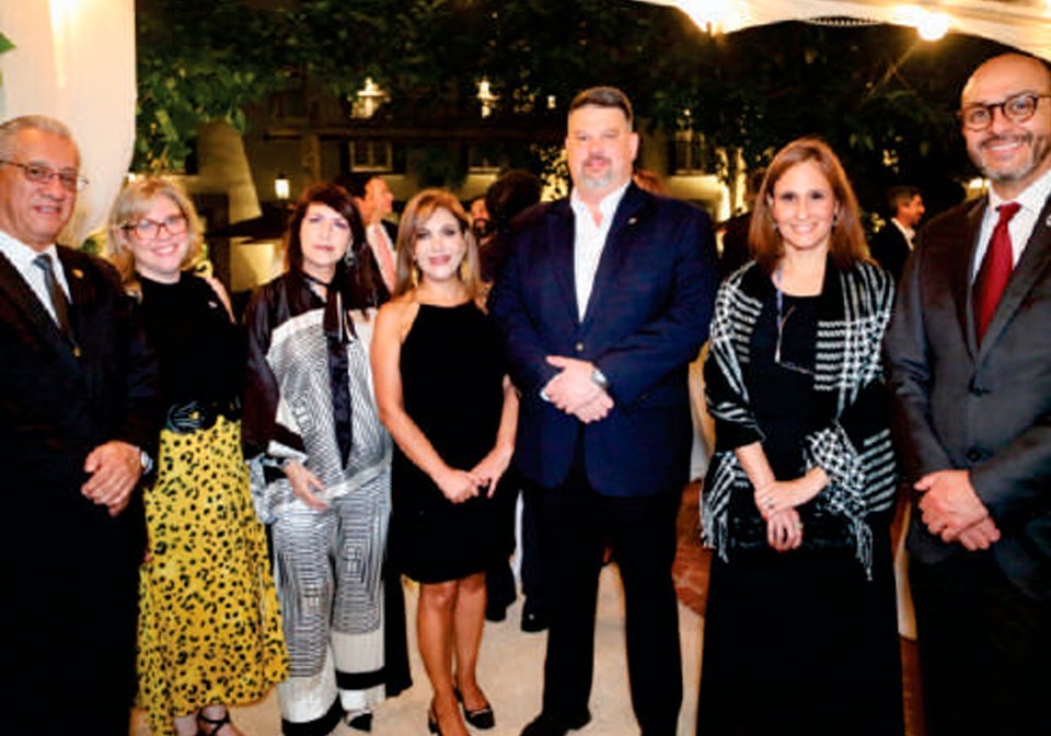 Embajador del Ecuador S.E. Fernando Flores Vásquez, Coordinadora Unidad de Inversiones PROPANAMA Stephani Pragnell , H.S. Sonia Arroyo de Flores, Asistente de Despacho de la Embajada del Ecuador Jenny Donoso, Richard Kilborn, Oldith Guillen y el Vicecanciller del Ecuador S.E. Luis Vayas Valdivieso.