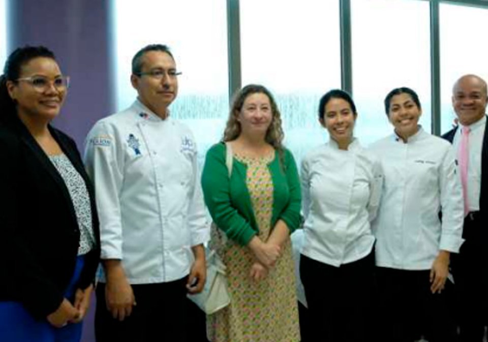 Mgtr. Vielka Gutiérrez, coordinadora de la Facultad de Hotelería, Gastronomía y Turismo; S.E. Aude de Amorim, embajadora de Francia; Chef Alejandra Muñoz; Chef Luany Orozco.