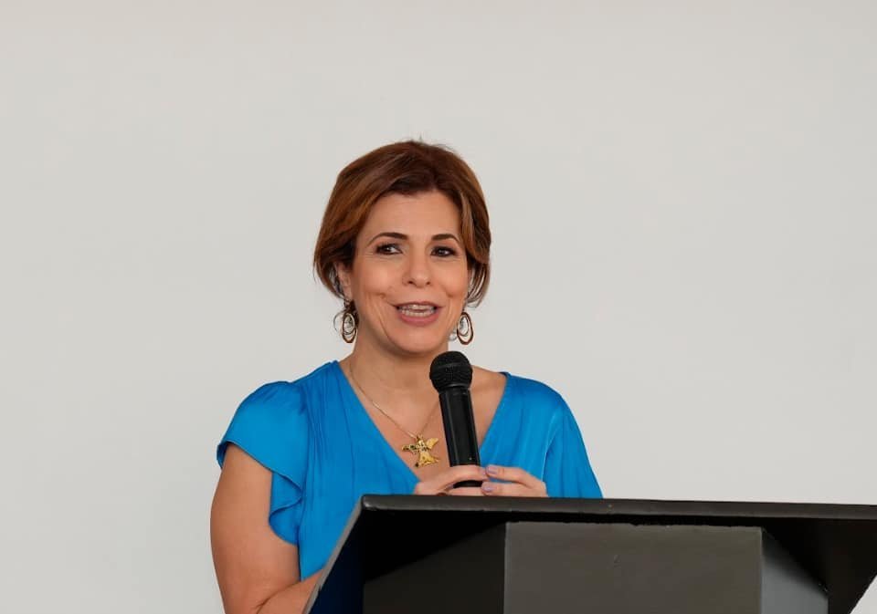 Claudia Braun Valle, presidenta de La Caravana de Asistencia Social, durante el lanzamiento de la Fiesta Alrededor del Mundo 2025.