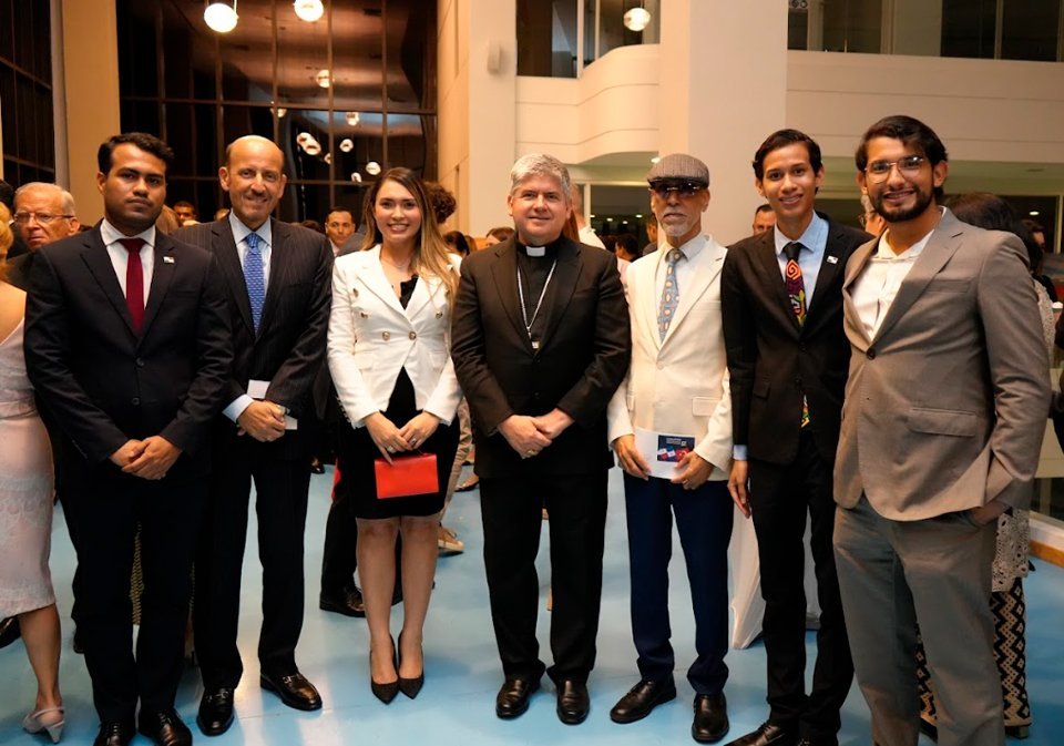 Sr. Sixto Salahuddin Thill González, Presidente de la Organización de Jóvenes en Diplomacia; Rubén Farje, Representante de la OEA en Panamá; Sra. Larena Rivera, Secretaria de Relaciones Públicas de la Organización de Jóvenes en Diplomacia; S.E.R. Monseñor Dagoberto Campos Salas, Santa Sede; S.S. Jamal Ramadan Abuagila, Encargado de Negocios a.i. del Estado de Libia; y José Juárez Montezuma, Embajador de la Organización de Jóvenes en Diplomacia.