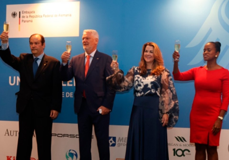 S.E. Javier Martínez Acha, canciller de Panamá; S.E. Joachim Schmillen, embajador de Alemania; H.S. Mireya Paris de Martínez Acha