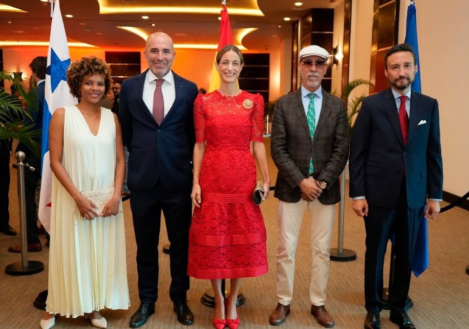 S.S. Yudi Bravo, esposa del ministro consejero de la Embajada del Reino de España en Panamá; Jorge Peralta, ministro consejero de la Embajada del Reino de España en Panamá; H.S. María Teresa Biosca de Palacios, esposa del embajador de la Embajada del Reino de España en Panamá; S.S. Jamal Ramadan Abuagila, agregado de negocios a.i. del Estado de Libia en Panamá; S.E. Guzmán Ignacio Palacios Fernández, embajador del Reino de España en Panamá.