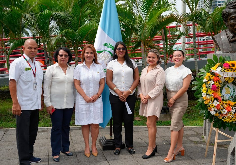 Sr. Roddy Coronado; Hs. Elida Choc, Tercer Secretario de la Embajada; S.E. Karla Gabriela Samayoa, Embajadora de Guatemala en Panamá; Yinelli Núñez y Yusbely Briceños, encargadas de administración; y S.S. Siddy Bustamante, Primer Secretario y Cónsul de Guatemala.