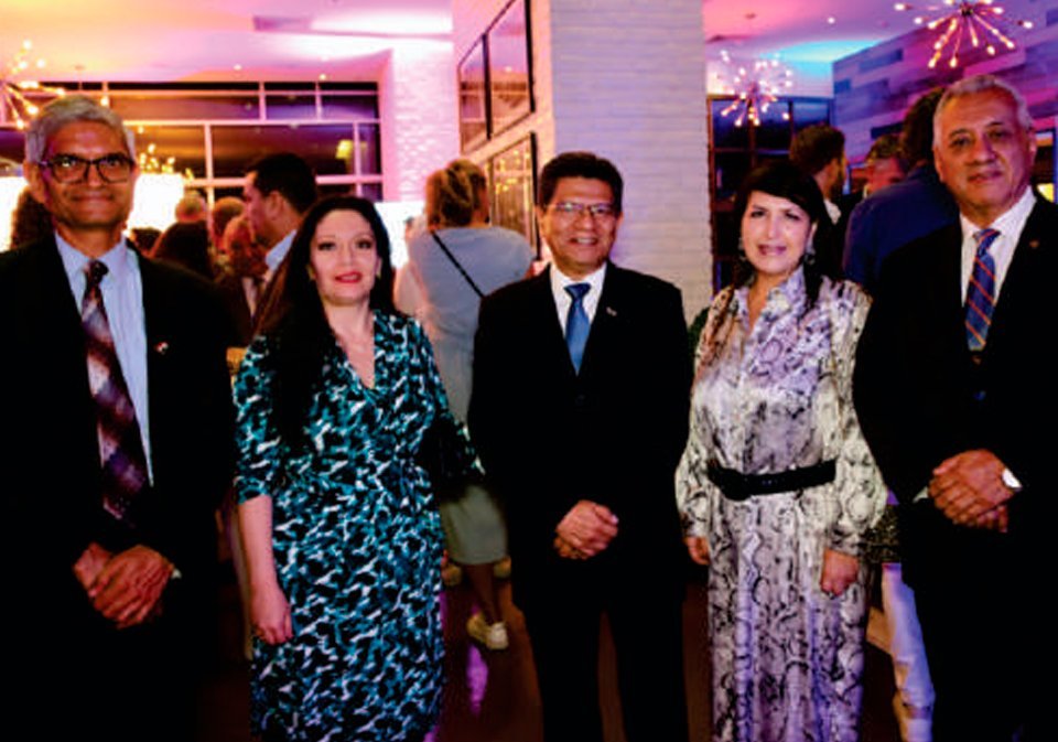 Embajador de la India S.E. Upender Singh Rawat, H.S. Sonia Díaz de Mateos, Encargado de Negocios de México S.S. Santiago Mateos Cibrián, H.S. Sonia Arroyo de Flores, Embajador del Ecuador S.E. Fernando Flores.