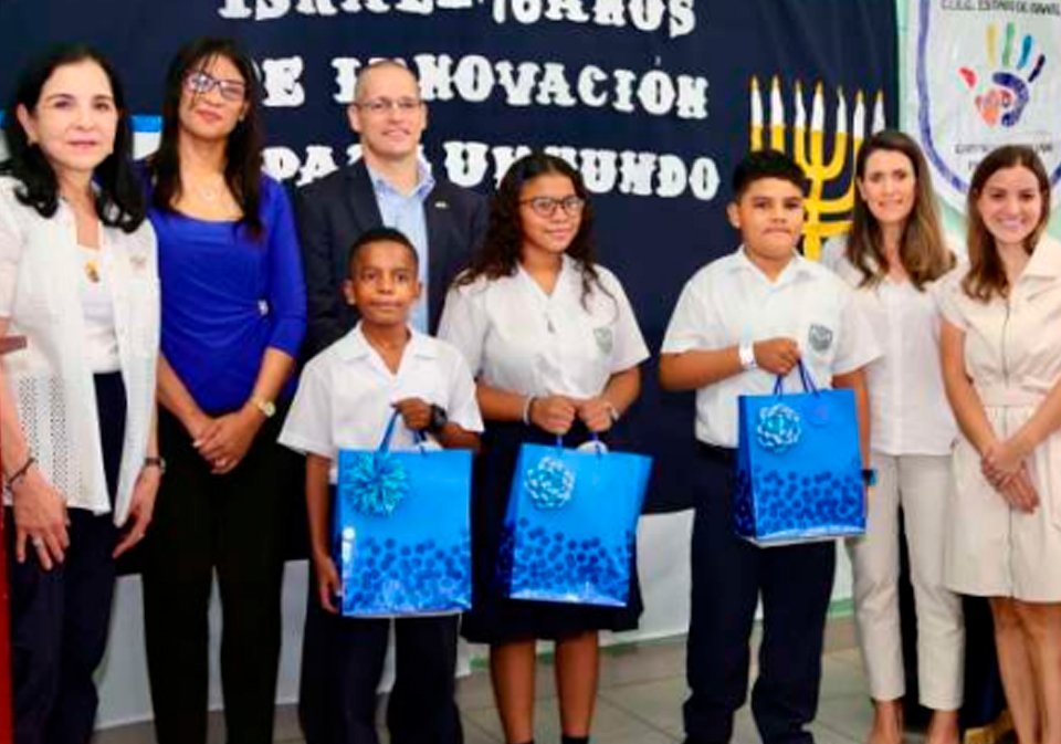 Ganadores del concurso de oratoria entre estudiantes que cursan sexto grado en la Escuela Estado de Israel en compañía de S.E. Itai Bardov, embajador de Israel.