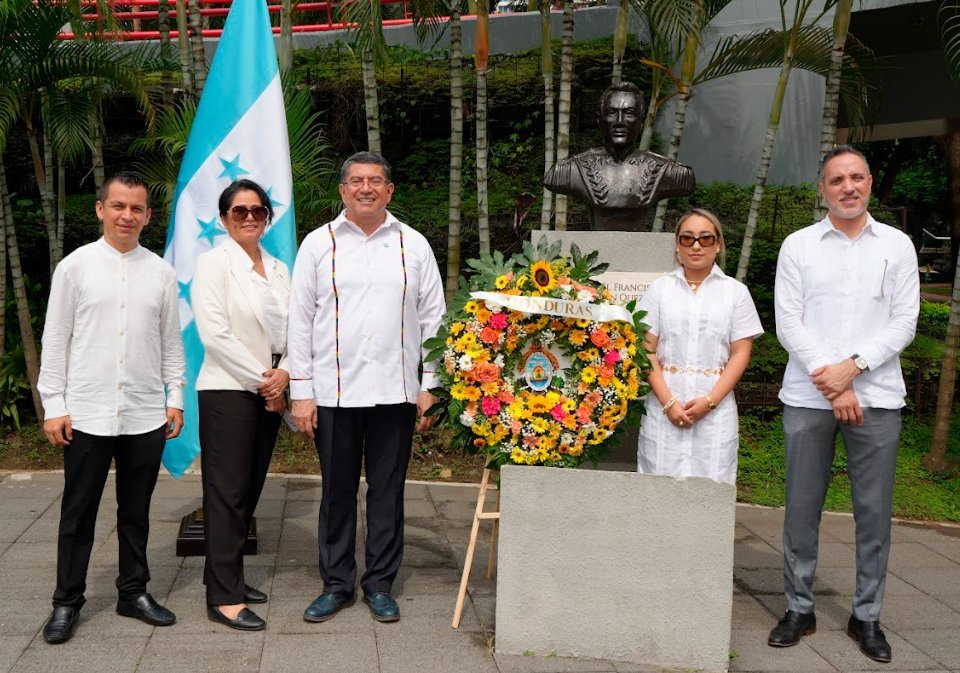 Celso Jesús de Gracia, asistente; Silvia Cruz, asistente administrativa consular y cultural; S.E. Candelario Reyes García, Embajador de Honduras en Panamá; Thania Zelaya, ministra consejera; y Josias Valle, segundo secretario de la Embajada de Honduras en Panamá.