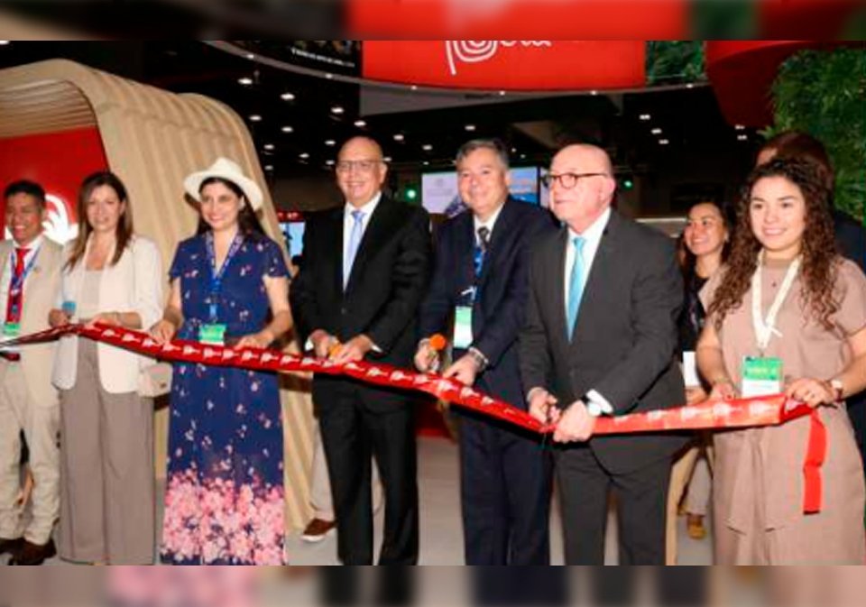 S.E. Mario López Chávarri, embajador del Perú participa de la inauguración del stand
