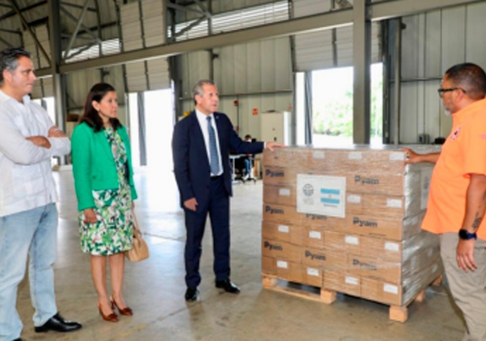 Embajador de Argentina en Panamá S.E. Marcelo Lucco, Directora encargada de Cooperación Internacional, de la Cancillería de Panamá H.S. Armonía Chang de Belchieur y el director de Administración y Finanzas del SINAPROC H.S. Jaime Osvaldo Posso.