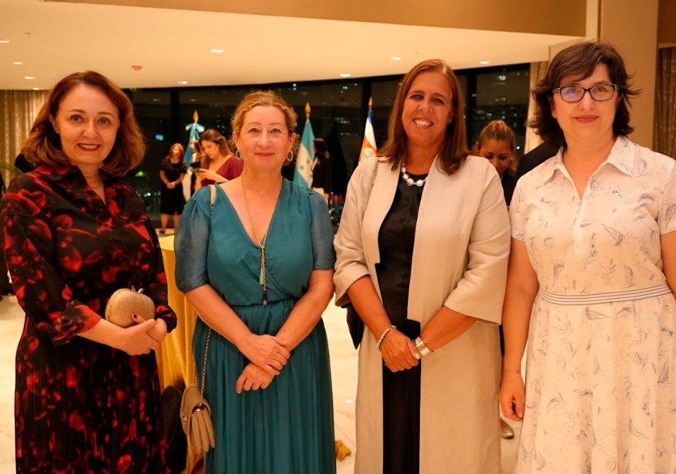 S.E. Armağan İnci Ersoy, Embajadora de Turquía en Panamá; S.E. Aude de Amorim, Embajadora de Francia en Panamá; Ana Grasa, Representante de Naciones Unidas en Panamá; e Izabela Matusz, Representante de la Unión Europea en Panamá.