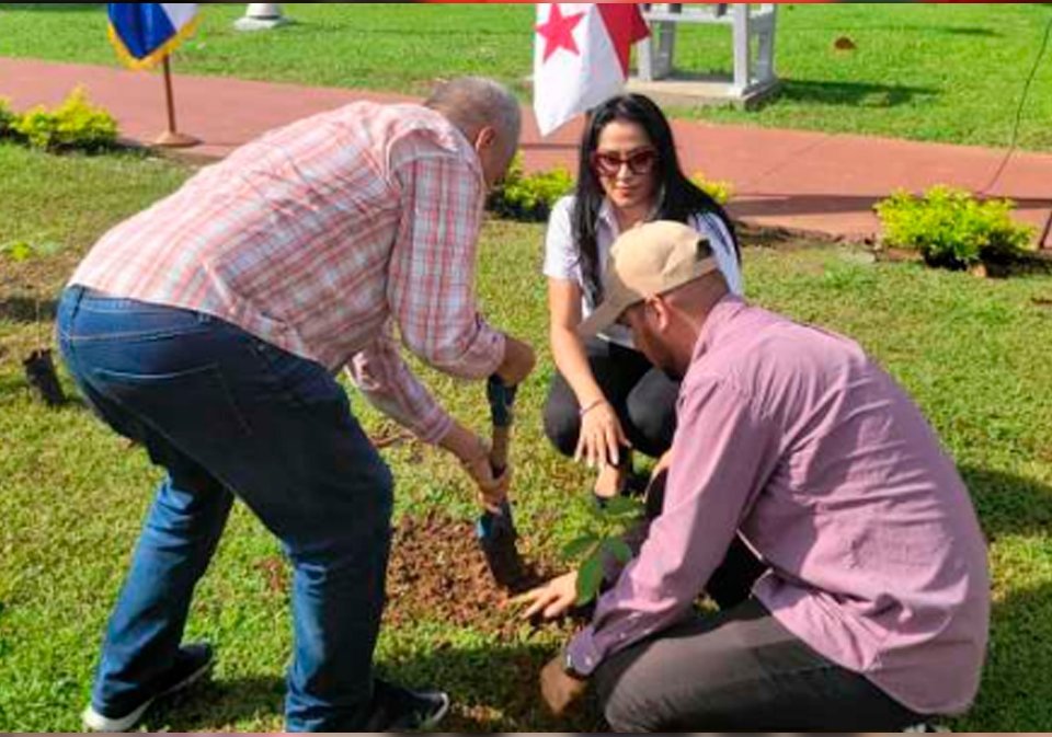 S.E. Iveth Zoraida Pineda Panameño, embajadora de El Salvador durante la siembra de árboles.
