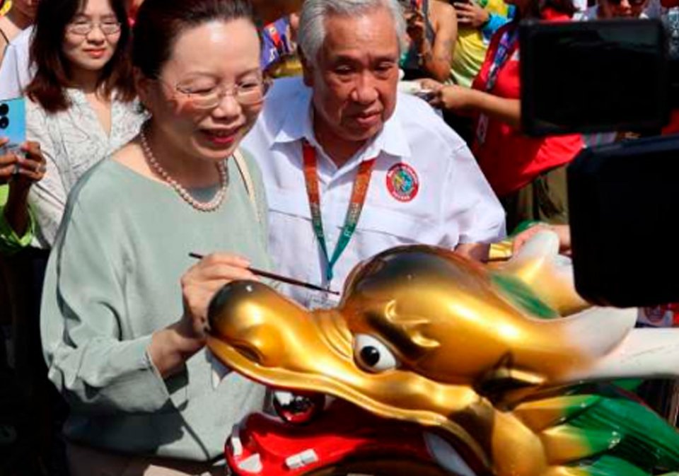 S.E. Xu Xueyuan, embajadora de China en compañía del H.S. Fermin Chan, presidente del Centro Cultural Chino Panameño, durante el acto del despertar de los dragones con la pintura de los ojos, lo que representa fortaleza y seguridad a los equipos que los van a remar.